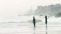 Gaza Surf Club – Ibrahim und Ali am Strand von Gaza.
