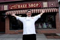 Cake Boss: Buddys Tortenwelt – Buddy Valastro in front of his family owned bakery Carlo's City Hall Bake Shop in Hoboken, NJ as seen on Cake Boss.