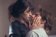 Vanilla Sky – Als David (Tom Cruise, r.) auf seiner Geburtstagsparty die bezaubernde Spanierin Sofia (Penelope Cruz, l.) kennen lernt, verliert er sofort sein Herz an die attraktive junge Frau. Doch da lässt er sich von seiner Freundin zu einer fatalen Spritztour überreden ...