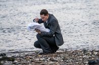 Das Weiße Haus am Rhein – Emil (Jonathan Berlin) tauft sein Kind am Rhein.