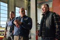 The Ice Road – v.li.: Tully (Marshall Williams), Jim Goldenrod (Laurence Fishburne), Mike McCann (Liam Neeson)