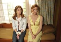 Desperate Housewives – Müssen befürchten, ermordet zu werden: Katherine (Dana Delany, l.) und Bree (Marcia Cross, r.) ...