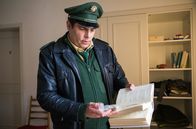 Hubert ohne Staller – Riedl (Paul Sedlmeir) macht eine interessante Entdeckung.