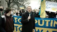 Die Gewählten – Tilman Kuban (CDU) bei einer Demonstration in Berlin – kurz vor Beginn des russischen Angriffskriegs in der Ukraine: “Es braucht ein starkes Signal gegenüber Wladimir Putin und wir sind bereit für dieses Signal als junge Generation in der deutschen Politik.”