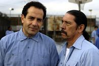 Monk – Mr. Monk (Tony Shalhoub, l.) lernt im Gefängnis seinen Mithäftling Spyder Rudner (Danny Trejo, r.) kennen.