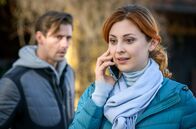 Sturm der Liebe – Paul (Sandro Kirtzel, l.) ist irritiert, als Constanze (Sophia Schiller, r.) am Telefon behauptet, an einem großen Fall dran zu sein.
