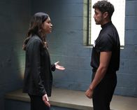The Rookie – Officer Angela Lopez (Alyssa Diaz) stellt ihren Bruder Damian Lopez (Julio Macias), der als Priester tätig ist, auf dem Polizeirevier zur Rede.
