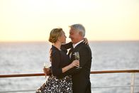 Das Traumschiff – Mila (Dana Golombek) und Frank (Christoph M. Ohrt) kommen sich auf der Reise nach Hawaii näher.