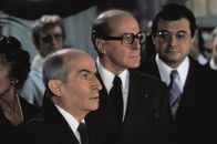 Der Querkopf – Gespannt erwarten Guillaume (Louis de Funès, l.), ein Mitarbeiter (Georges Staquet, r.) und der Präfekt (Jacques François, m.) das Wahlergebnis.