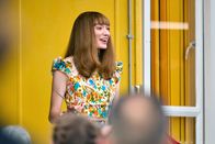 The Outlaws – Lady Gabby (Eleanor Tomlinson) weiht das neue Community Center ein.