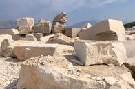 GEO Reportage: Kalkstein - Das weiße Gold von Brac – Der weiße Kalkstein kommt überall auf der Insel Brac vor. Der Naturstein hat sich während der Oberkreide vor 100 Millionen Jahren durch Mineralablagerungen und versteinerte Meeresorganismen gebildet.