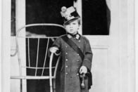Terra X History: Sisis Erben – Thronfolger Rudolf soll mit allen Mitteln der Abhärtung zu einem strammen Soldaten erzogen werden. Sisi will ihn davor bewahren.