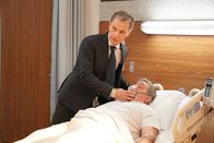 Atlanta Medical – Dr. Randolph Bell (Bruce Greenwood, l.); Simon Ortiz (Dan Lauria, r.)