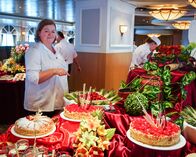 Verrückt nach Meer – Patisseriechefin Roberta Rogosic am Kuchenbuffet der Grand Lady.