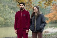 Two Weeks to Live – Nicky (Mawaan Rizwan, l.); Kim Noakes (Maisie Williams, r.)