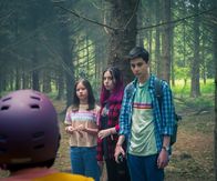 Silverpoint – Im Feriencamp Silverpoint sind Meg (Katy Byrne), Kaz (Maiya Silveston), Louis (Oliver Cunliffe) und Glen (Krish Misra, v. l.n.r.) in eine Gruppe eingeteilt worden. Zunächst fällt es ihnen nicht leicht, sich als Team zusammenzuraufen.