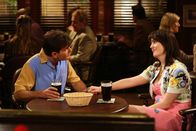 Two and a Half Men – Charlie Harper (Charlie Sheen, l.) trifft sich mit seiner Stalkerin Rose (Melanie Lynskey, r.) ...