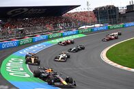 Formel 1: Großer Preis von Australien – Max Verstappen aus den Niederlanden im (1) Oracle Red Bull Racing RB21 führt Lando Norris aus Großbritannien im (4) McLaren MCL39 Mercedes auf der Strecke während des Formel-1-Grand-Prix der Niederlande auf dem Circuit Zandvoort am 31. August 2025 in Zandvoort, Niederlande.