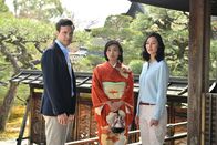 Das Traumschiff – Für Anna Sato (Agnes Decker, r.) und ihren Verlobten Daniel Felber (Tobias van Dieken, r.), wird die Reise nach Japan nicht nur eine Reise in die Vergangenheit. Anna muss auch verarbeiten, dass ihre Schwester Misaki (Linda Chang, M.) eine Geisha ist.