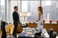 Suits – Harvey (Gabriel Macht) und Donna (Sarah Rafferty) sind sich ihrer Gefühle bewusst, aber die Realität holt sie schnell ein: die Kanzlei steht vor großen Schwierigkeiten.