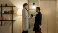 Rote Rosen – Richard (l. Florian Odendahl) droht dem perplexen Mo (r. Yunus Cumartpay), sich von Julius fernzuhalten.