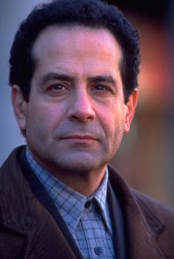 Monk – (1. Staffel) - Seitdem seine Frau ermordet wurde, leidet der ehemalige Polizeiermittler Adrian Monk (Tony Shalhoub) unter starken Phobien.