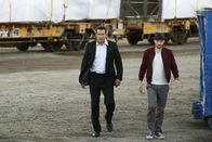 Scorpion – Wird es Toby (Eddie Kaye Thomas, r.) gelingen, dem traumatisierten und aggressiven Ex-Agenten Bruce (David James Elliott, l.) den Zugang zu seinen Erinnerungen an einen gefährlichen Überfall wiederzugeben?