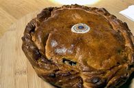 Stadt Land Kunst – In Virton wählt Claude beim Metzger seines Vertrauens das Fleisch für seine Pâté Gaumais. Spanferkel und vielleicht noch einen kleinen Braten? Alles ist erlaubt.