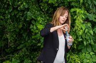 Sturm der Liebe – Unbemerkt von Robert schüttet Ariane (Viola Wedekind) ein Schlafmittel in ihre Flasche.