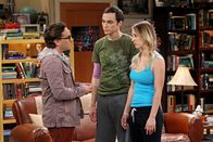 The Big Bang Theory – Sheldon (Jim Parsons, M.) versucht, sich zu entspannen, da er gezwungen wurde, Urlaub zu nehmen. Währenddessen tut sich Leonard (Johnny Galecki, l.) schwer, Penny (Kaley Cuoco, r.) bei ihrer Schauspielkarriere zu unterstützen ...