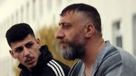 Asbest – Der Kurde (Kida Khodr Ramadan) möchte Momo (Xidir – Alian Koder, li.) auf seiner Seite haben.