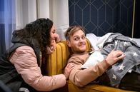 Sturm der Liebe – Vanessa (Jeannine Gaspár, l.) ist beeindruckt, dass Max (Stefan Hartmann, r.), den kleinen Anton so schnell beruhigen konnte.