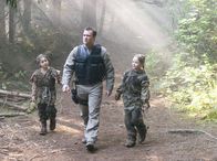 Stargate Atlantis – Noch ahnt McKay (David Hewlett, M.) noch nicht, warum so viele Jugendliche und Kinder auf dem fremden Planeten leben ...