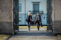 Blinded – Bea Farkas (Julia Ragnarsson, l.); Björn Boman (Urban Bergsten, r.)