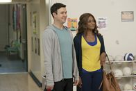 Single Parents – Will Cooper (Taran Killam, l.); Poppy Banks (Kimrie Lewis, r.)