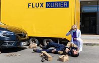 In aller Freundschaft – Dr. Kathrin Globisch (Andrea Kathrin Loewig) hat gerade ein Paket übergeben bekommen, als der Bote (Hadi Khanjanpour) direkt vor der Sachsenklinik von einem Auto angefahren wird.