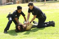 The Rookie – Nolan (Nathan Fillion) und Harper (Mekia Cox) wissen, dass an Halloween viele verrückte Dinge passieren können. Aber mit einem Zombieangriff haben selbst sie nicht gerechnet.