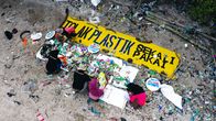 Die Recyclinglüge – Nina, ein 12-jähriges Mädchen aus Surabaya, Indonesien, und ihre Familie kämpfen gegen die Plastikverschmutzung.
