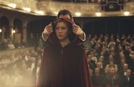 The Illusionist – Seit ihrer Kindheit liebt Sophie (Jessica Biel, vorne) nur einen Mann: Edward, der sich seit einigen Jahren Eisenheim (Edward Norton, hinten) nennt und ein berühmter Magier geworden ist. Da trifft sie ihn während einer seiner Shows wieder ...