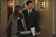 How I Met Your Mother – Marshalls neue Kollegin Jenkins (Amanda Peet, l.) ist für ihre obszönen Streiche berüchtigt. Ob Blauman (Taran Killam, r.) auch auf ihrer Liste steht?