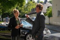 Der Alte – Richterin Eva Reinhardt (Annika Blendl, l.) bremst Caspar Bergmann (Thomas Heinze, r.) erst mal aus.