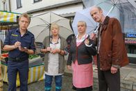 Die Rosenheim-Cops – v.r.) und (Werner Kraisig (Johannes Herrschmann, r.), die ebenfalls am Markt ihre Waren verkaufen.