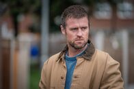 The Bay – Sean Meredith (Jonas Armstrong) verschweigt der Polizei einige Details seiner Familie.