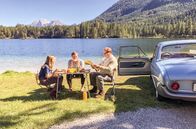 Vatersland – Die Familie macht Urlaub in den Bergen – sehr zur Freude des Vaters (Bernhard Schütz, re.), der mit militärischem Drill seine Kinder belehren will.