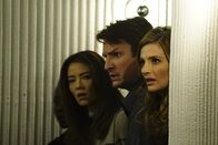 Castle – Castle (Nathan Fillion, M.) und Beckett (Stana Katic, r.) versuchen, Meadow (Vedette Lim, l.) und die anderen gezwungenen Spielteilnehmer aus den Fängen eines Psychopathen zu befreien, der mit Puzzlespielen und perfiden Aufgaben die Leben seiner Probanden gefährdet ...