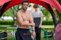 WaPo Bodensee – Unternehmer Max Behringer (Jan Ruff), der sich mit einem Windpark-Projekt auf dem Schweizer Seerücken viele Feinde gemacht hat, präpariert sich mit einer Creme für das Schwimmrennen.