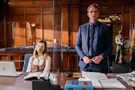 All Rise - Die Richterin – Samantha Powell (Audrey Corsa, l.); Mark Callan (Wilson Bethel, r.)