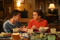 Malcolm mittendrin – Reese (Justin Berfield, l.) vertraut seinem Bruder Malcolm (Frankie Muniz, r.) sein chaotisches Liebesleben an ...