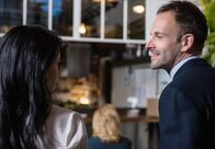 Elementary – Ein neuer Fall beschäftigt Sherlock Holmes (Jonny Lee Miller, r.) und Joan Watson (Lucy Liu, l.) ...