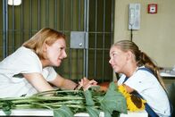 Hinter Gittern - Der Frauenknast – Endlich darf Lilli (Anna Herrmann, re.) ihre Mama (Bettina Kramer) wieder im Gefängnis besuchen. Doch Lilli leidet sehr darunter, dass ihr Bruder kein Kontakt zur Mutter haben will.
